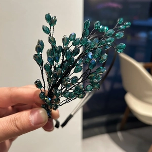 Elegante cerchietto con cristalli verde smeraldo e perline fatte a mano per sposa