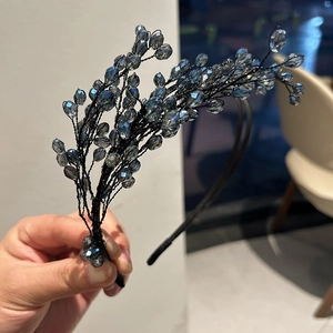 Vista dettagliata del design con rami di cristallo blu fatti a mano su un cerchietto