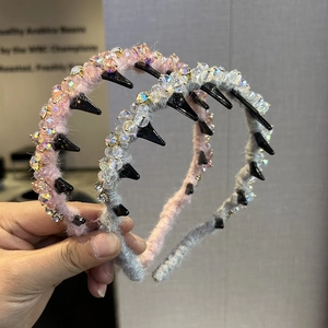 Luxuriöser Kristall-Haarreif mit rutschfesten Zähnen in Rosa und Grau aus Strickstoff
