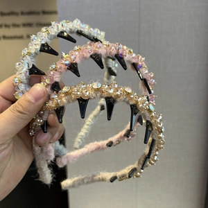 Detail von Plüsch-Strickstirnbändern mit Kristallperlen und rutschfesten Innenzähnen