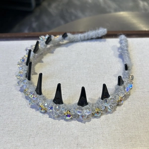 Detailansicht des grauen Plüsch-Haarreifs mit funkelnden Kristallen und schwarzen Hörnern