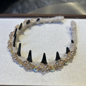 Detailansicht des Gothic-Haarreifens mit bernsteinfarbenen Perlen und schwarzen Spikes