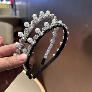Funkelndes Strass-Blumen-Haarband mit weißen Perlen für einen luxuriösen Look