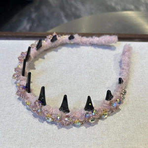 Detailansicht vom rosa Plüsch-Haarreif mit schwarzen Nieten und Kristallsteinen