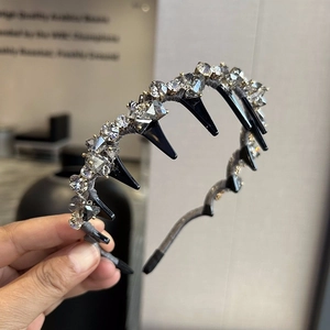 Vue détaillée du serre-tête en cristal avec strass sombres et dents de maintien intégrées
