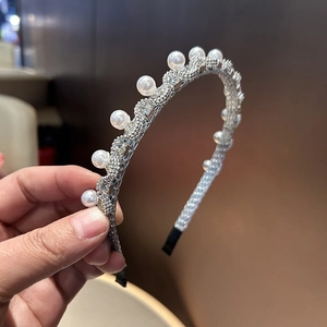Eleganter Haarreif mit weißen Perlen und Strasssteinen für stilvolle Hochsteckfrisuren