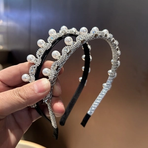 Detailansicht von Haarreifen mit Perlen und Strasssteinen in Schwarz und Silber