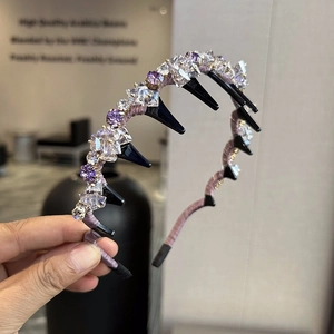 Détail du serre-tête de luxe en cristal violet avec dents antidérapantes et strass