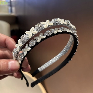 Detailansicht der Strass-Haarreifen mit Kleeblatt-Motiv in Silber und Schwarz-Optik