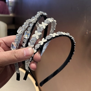 Detail eines luxuriösen Stirnband-Sets mit Kristallblumen und silbernem Metallfinish