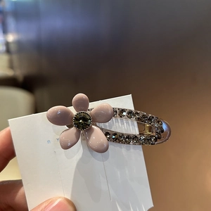 Pince à cheveux ovale vintage avec fleur à cinq pétales et strass marron étincelants