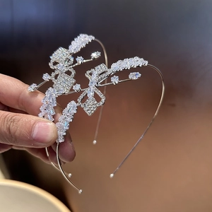 Serre-tête papillon argenté avec zircons brillants pour occasions formelles et mariages