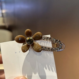 Barrette vintage ovale avec fleur à cinq pétales et détails en strass brillants
