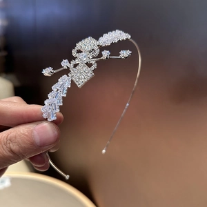 Serre-tête argenté tendance avec papillon en zircon étincelant pour un style élégant