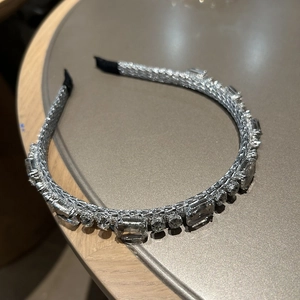 Detaillierte Nahaufnahme von Silber-Stirnband mit Strass-Blättern und Kristall-Akzenten