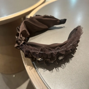 Detailansicht des kaffeebraunen Satin-Haarreifs mit eleganter Spitze und Strasssteinen