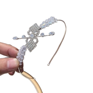 Serre-tête argenté élégant avec papillons en zircons scintillants et strass brillants