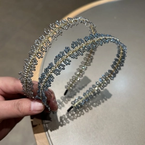 Serre-têtes élégants avec fleurs en perles de cristal argentées et bleu foncé sur cadre doré
