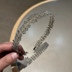 Serre-tête tressé de perles avec billes grises facettées et support en métal doré chic