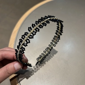 Serre-tête élégant orné de perles noires facettées et de cristaux sur métal doré