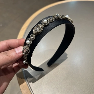 Detail eines Barock Stirnbands mit Goldfiligran, weißen Perlen und Kristallen