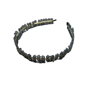 Serre-tête élégant orné de perles de cristal bleu clair sur une monture dorée pour femme
