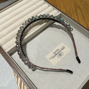 Cerchietto di lusso con perline di cristallo arcobaleno su scatola in legno antiscivolo