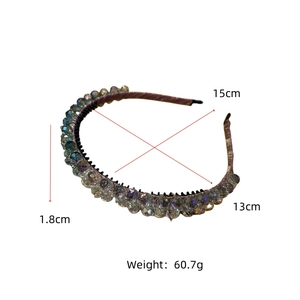 Dettaglio del cerchietto con perle di cristallo colorate e denti antiscivolo