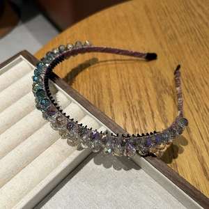 Elegante cerchietto in cristallo arcobaleno con perline colorate e base in raso viola