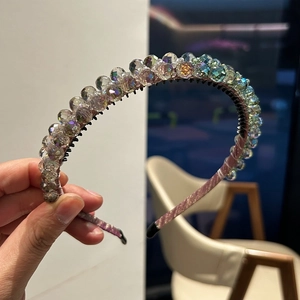 Vista macro dettagliata delle perle di cristallo AB colorate e dei denti antiscivolo della fascia
