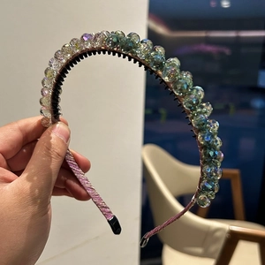 Cerchietto di lusso fatto a mano con perle di cristallo verde e denti a pettine antiscivolo