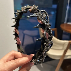 Serre-tête luxueux avec motif infini en cristal et accents de pointes noires chic