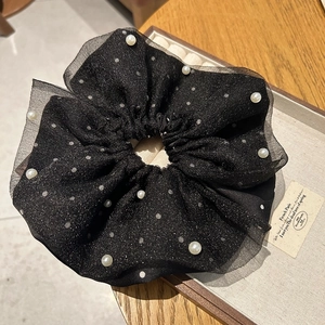 Chouchou élégant en tulle noir avec pois blancs et perles d'imitation délicates