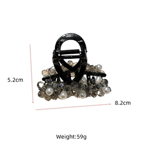 Dettaglio della pinza per capelli 8,2cm x 5,2cm con perline grigie e perle bianche