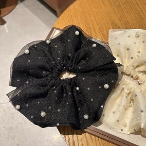 Chouchous en tulle à pois avec perles en noir et beige pour des queues de cheval chic