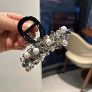 Elegante molletta per capelli con cristalli grigi e perle bianche su base in plastica nera