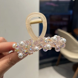 Dettaglio molletta per capelli in resina champagne con cristalli rosa e perle