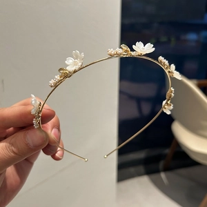 Diadema dorada elegante con flores blancas y perlas para novias o accesorio diario