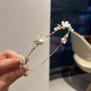 Diadema elegante de metal dorado con flores blancas 3D y perlas para mujer