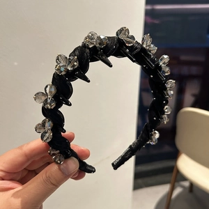 Serre-tête fait main en satin noir avec perles en cristal et clous coniques noirs