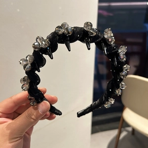 Serre-tête noir fait main avec perles de cristal et style gothique chic pour femme