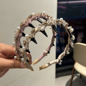 Eleganti cerchietti in cristallo con perline e denti antiscivolo in beige e lavanda