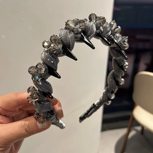 Détail du serre-tête en soie grise tissée main avec cristaux sombres et clous chics