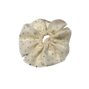 Chouchou élégant en organza blanc cassé avec pois noirs et accents de perles