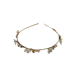 Diadema dorada elegante con flores blancas, pequeñas perlas y cristales brillantes