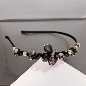 Diadema de lujo hecha a mano con cuentas de cristal negro y flores iridiscentes
