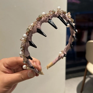 Dettaglio del cerchietto con cristalli, perle e denti antiscivolo in rosa cipria