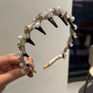 Dettaglio del cerchietto in raso champagne con perline e cristalli scintillanti