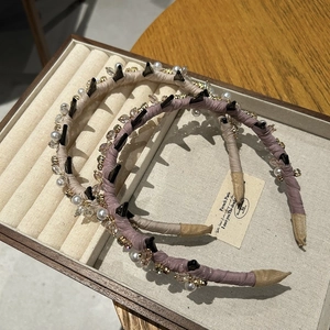 Set di cerchietti in cristallo con perle e punte su vassoio per gioielli beige