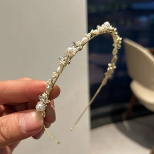 Serre-tête doré élégant avec perles blanches et cristaux de feuilles au style rétro